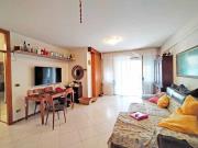 APPARTAMENTO A SENIGALLIA: Zona Saline, mq. 100 (soggiorno, cucina, 3 camere, due bagni + ampi balconi e mq. 21 garage - impianto fotovoltaico