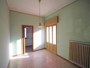 APPARTAMENTO A SENIGALLIA: Zona Vallone, ingresso indipendente in bifamiliare di mq. 130 (soggiorno, cucinotto, tinello, 3 camere, 2 bagni) + veranda, soffitta finestrata e mq. 843 di corte parzialmente edificabile - Euro 185.000,00