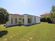 VILLETTA A MARZOCCA : Fronte mare, villetta in bifamiliare di 102 mq (soggiorno, cucina, 2 camere, 2 bagni) + dependance (soggiorno, camera, bagno) e corte esclusiva di 456 mq.
