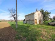 CASA A CORINALDO: In posizione pianeggiante, colonica di mq. 160 su 2 livelli, con terreno dei ha. 1.30.00 - Euro 120.000,00