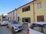 CASA A SENIGALLIA: A km. 9 dal centro, soluzione cielo-terra di mq. 100 + ampio terrazzo, corte esclusiva ed annessi vari, da rivedere