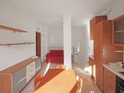 APPARTAMENTO A SENIGALLIA: Zona Via verdi, ingresso indipendente (soggiorno/cucina, 2 camere, bagno, ripostiglio) + balconi e piccola corte esclusiva