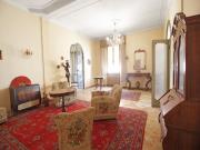 CENTRO STORICO-appartamento di mq.200, in piccolo contesto al secondo ed ultimo piano,  senza ascensore,  composto da ingresso,  cucina abitabile con balcone, sala da pranzo, soggiorno, tre camere, due bagni, ripostiglio, terrazzo condominiale , due cantine e possibilità di acquistare un garage. 