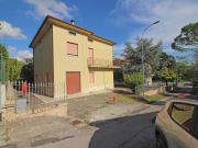 CASA A CORINALDO: In prossimità della Strada Provinciale Corinaldese, singola di mq. 200 su 2 livelli + soffitta h. max 3.00, annesso di mq. 30 e corte esclusiva recintata di mq. 650, possibilità di divisione in n. 2 unità abitative, in buone condizioni strutturali 