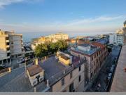 APPARTAMENTO A SENIGALLIA: Zona Rotonda, attico  di mq.100, composto da ampio soggiorno con terrazza vista mare, cucina, due camere matrimoniali, ripostiglio, bagno, soffitta e cantina. Giardino condominiale -  Da ristrutturare 