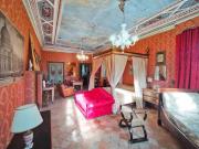 SENIGALLIA: a 10 minuti in auto dal centro di Senigallia., affittiamo uno stupendo appartamento di circa mq. 120, parte del Palazzo Antonelli Augusti Martines, splendida residenza principesca cardinalizia, edificata su un Castrum romano del 150 A.C poi monastero nel secolo XIII ed infine castello nel secolo XVI, per volere dell’antica e potente famiglia dei Conti Antonelli di Gubbio e Pergola. Questa dimora prestigiosa ha ospitato personalità come Winston Churchill, Gabriele D’Annunzio, Francesco Baracca e Ernest Hemingway.
