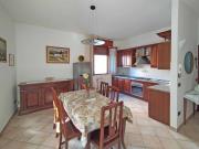 APPARTAMENTO A SENIGALLIA: S. Angelo, ingresso indipendente  (soggiorno/cucina, 2 camere, bagno) + mansarda di mq. 40 con bagno, corte esclusiva e n. 2 box carrabili