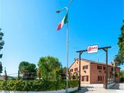 A 20 minuti dal casello autostradale di Senigallia, porzione di casa colonica di mq. 200 (sala, cucina, 5 camere da letto, 3 bagni) + mq. 2.000 giardino con piscina, vasca idromassaggio, ampio portico, impianto fotovoltaico 7,5 kw, ideale per struttura ricettiva