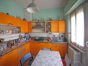 SENIGALLIA -Parco della Pace- appartamento di mq.125 al piano primo, composto da ingresso, cucina, salone, tre camere più studio, due ripostigli, un bagno, balconi, cantina e posto auto. Da ristrutturare.
