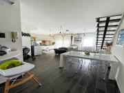 SENIGALLIA- Zona Cupetta, appartamento su due livelli,ristrutturato di recente, composto da ampio soggiorno, cucina abitabile, due camere da letto un bagno e due balconi di cui uno abitabile, al  piano superiore collegato da scala interna open space di 30 mq mansardato, con possibilità di divisione e bagno di servizio con attacco lavatrice e doccia.Questo piano è raggiungibile anche da ingresso autonomo. Completa la proprietà box auto al piano interrato. Facciata esterna ristrutturata. 