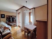 APPARTAMENTO A SENIGALLIA: Zona Saline, mq.130 al piano primo, composto da ingresso su ampio salone, cucinotto, tre camere, due bagni  finestrati, tre balconi di cui due verandati. Garage di 33 mq al piano terra collegato all'appartamento.