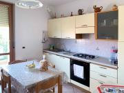 APPARTAMENTO A SENIGALLIA: A km. 9, in località Brugnetto, secondo piano con ascensore, mq.80 (cucina abitabile, soggiorno, due camere, due bagni) + due balconcini, sovrastante solarium privato (ristrutturato di recente), garage al piano seminterrato. Euro 170.000,00 Trattabili. 