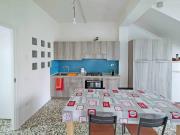 CASA A SENIGALLIA: A m. 50 dal Lungomare di Ponente, singola di mq. 250 su 3 livelli (2 cucine/soggiorno, 4 camere, 3 bagni, ampia soffitta) + mq. 10 portico, mq. 22 garage, mq. 16 balconi, mq. 34 terrazzo e mq. 200 corte, predisposta per realizzare n. 2 unità abitative, recentemente ristrutturata, con tetto e facciate nuovi