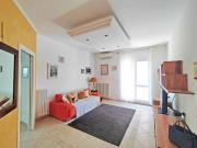 SENIGALLIA-lungomare Mameli - appartamento indipendente di mq. 105 al primo ed ultimo piano di casa bifamiliare, composto da ingresso-soggiorno, cucina ab., 3 camere, 2 bagni, terrazza ab. vista mare, più mansarda composta da  soggiorno, cucina, 2 camere, bagno e balcone,  garage al piano terra con corte antistante privata due posti auto. 