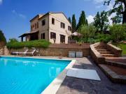 Questa villa di lusso nelle Marche offre un perfetto equilibrio tra tradizione e modernità. Situata in una posizione panoramica, la proprietà è composta da quattro camere da letto, tre bagni e ampi spazi living, distribuiti su tre piani. Il giardino di 5.700 m² ospita una piscina di 12 × 6 metri e una terrazza lounge. A soli 4 km da un paese con tutti i servizi essenziali, la villa è facilmente raggiungibile dalle principali città della regione. Ideale per chi cerca lusso, privacy e vicinanza al mare