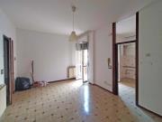 SENIGALLIA-zona Ospedale, appartamento al piano terra di ca 60 mq cosi composto: ingresso nel soggiorno, cucina separata, disimpegno, bagno, camera matrimoniale e corte esclusiva di ca 16 mq. Posto auto coperto e cantina.