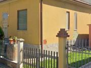 CASA A SENIGALLIA: A m. 50 dal mare di Ponente, singola di mq. 100 + giardino e garage, da ristrutturare