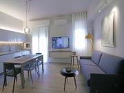 APPARTAMENTO A SENIGALLIA: Lungomare di Levante, appartamento terzo piano vista mare, composto da soggiorno con angolo cottura, camera, cameretta, bagno, due balconi e posto auto. RISTRUTTURATO ED ARREDATO