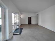 SENIGALLIA: Semicentro, in posizione transitata, locale commerciale di mq. 46 + mq. 20 magazzino e corte esclusiva, con bagno e n. 2 vetrine - Euro 800,00 mensili