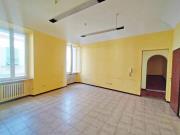 SENIGALLIA: Centro Storico, a due passi dal Corso principale, appartamento al piano primo di mq. 120 (soggiorno, cucina, 2 matrimoniali, bagno, 2 ripostigli) più soffitta finestrata e cortile esclusivo