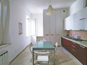 APPARTAMENTO A SENIGALLIA: A 50 m. dalla spiaggia di Levante, In posizione centrale e riservata, ingresso indipendente di mq. 60 (soggiorno, cucina, 2 camere, 2 bagni) + corte esclusiva e posto auto per 2 auto in proprietà - all'interno di villa dei primi del '900 ristrutturata recentemente 