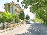 CASA A OSTRA: In posizione riservata e panoramica, singola di mq. 350 con 2 appartamenti + ampia soffitta finestrata e mq. 118 cantina, garage e portico + mq. 350 corte esclusiva, prezzo interessante
