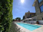 VILLA A BARBARA: Mq. 220 abitativi (salone, cucina, 4 camere, 3 bagni) + mq. 82 terrazzo, mq. 80 mansarda con terrazzo mq. 12, mq. 88 soffitta, mq. 300 accessori (sala biliardo, palestra, taverna, cantina, lavanderia, garage) + mq.. 2.000 corte con piscina, impianti tecnologici avanzati