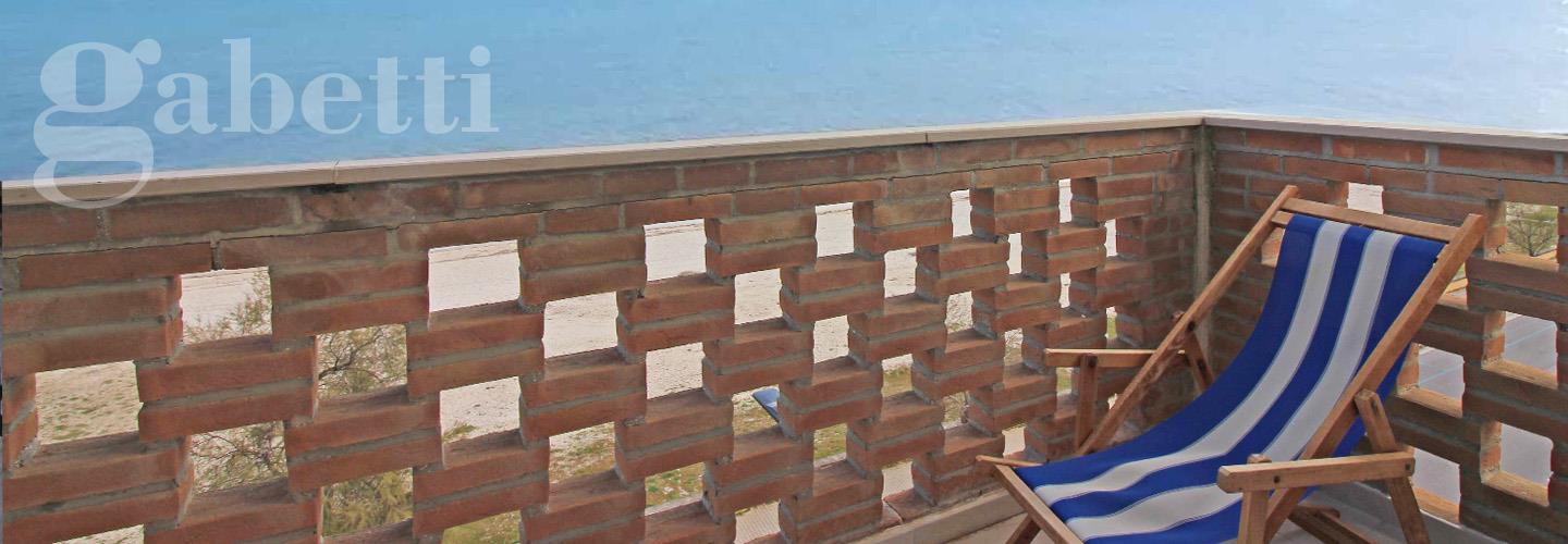 Fotografia principale Immobile[SV04365]: APPARTAMENTO A MARZOCCA: Fronte mare, terzo piano di mq. 82, senza ascensore, composto da ingresso, soggiorno, cucina abitabile, due camere matrimoniali, bagno, 4 balconi abitabili e panoramici, posto auto coperto, cantina e locale al piano terra di circa mq. 16