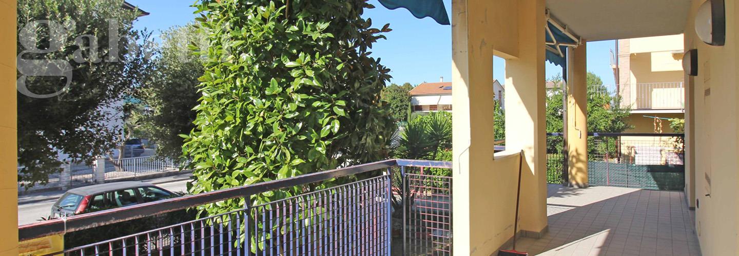 Fotografia principale Immobile[SV04398]: APPARTAMENTO A MONTE PORZIO: In posizione riservata, ingresso indipendente in bifamiliare di mq. 144 (sala, tinello, cucinotto, 2 matrimoniali, 2 bagni) + doppio garage, taverna con bagno, ampi terrazzi, corte esclusiva su 2 lati e ascensore privato