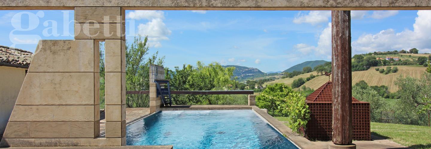 Fotografia principale Immobile[SV04466]: TENUTA BELLOSGUARDO: Villa sui Castelli di Arcevia, prestigioso e panoramico casale di mq. 500 sviluppato su tre livelli e 2 unita' abitative. Cantina con attrezzature d'epoca, annessi fruibili dalla corte, piscina affacciata sulle splendide colline circostanti e terreno che la circonda di  ha. 18.00.00 coltivati a vigneto, uliveto e noceto. Ideale struttura ricettiva con azienda agricola. Possibilita' di acquistare intera tenuta o separatamente casale e terreno