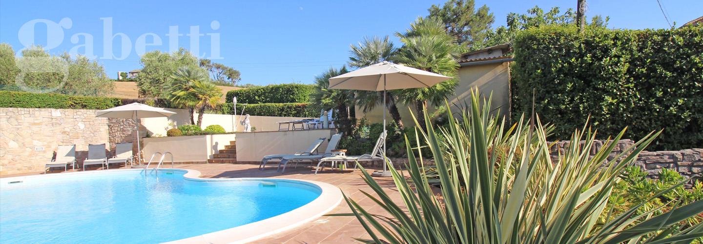 Fotografia principale Immobile[SV04485]: SANT'ANGELO - Villa su tre livelli, completamente ristrutturata nel 2011, composta da :
-piano terra, appartamento autonomo e indipendente di circa 130 mq 
-piano primo, appartamento principale di mq. 130 su due livelli, più mansarda di mq.75. Corte esclusiva con piscina, depandance, gazebo in legno e portico per 4 auto. La proprietà è completamente recintata e comprende anche del terreno agricolo piantumato ad ulivi.