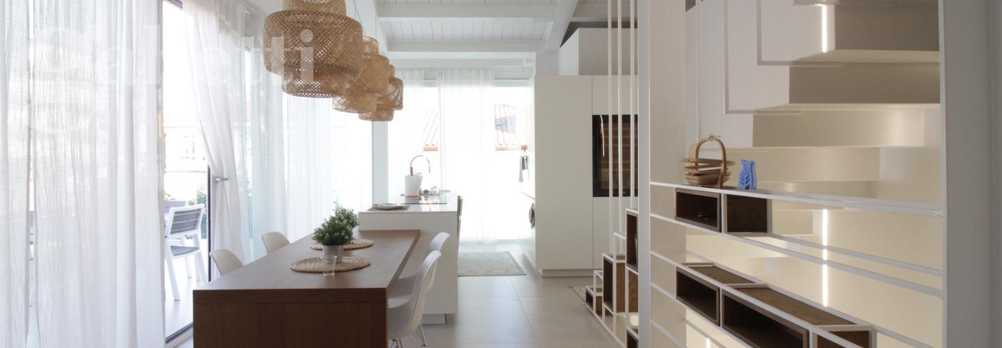 Fotografia principale Immobile[SV04500]: SENIGALLIA- L.MARE LEVANTE, attico con ampia zona giorno con terrazzo abitabile, tre camere, due bagni, scala interna di collegamento con il piano superiore, con accesso ad un ampia terrazza con piscina idromassaggio e affaccio verso il mare.
L immobile è completo di posto auto scoperto con colonnina ricarica auto
Cantina fuori terra
