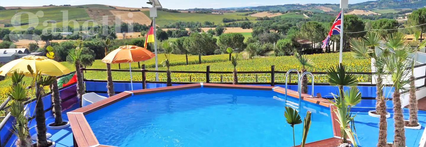 Fotografia principale Immobile[SV04526]: A 20 minuti dal casello autostradale di Senigallia, porzione di casa colonica di mq. 200 (sala, cucina, 5 camere da letto, 3 bagni) + mq. 2.000 giardino con piscina, vasca idromassaggio, ampio portico, impianto fotovoltaico 7,5 kw, ideale per struttura ricettiva