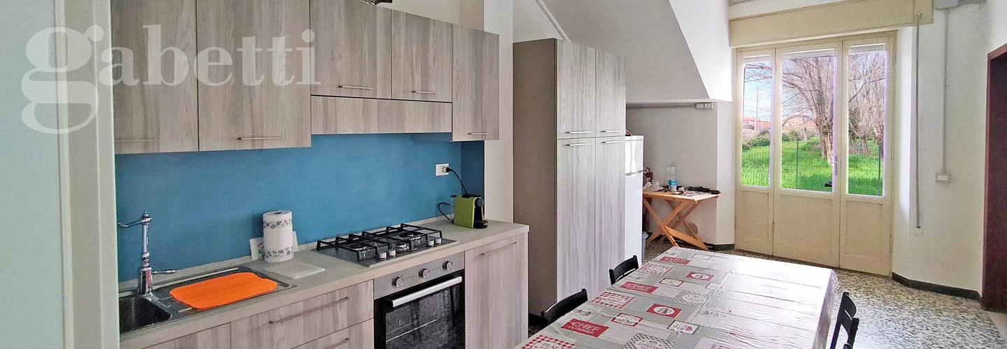 Fotografia principale Immobile[SV04554]: CASA A SENIGALLIA: A m. 50 dal Lungomare di Ponente, singola di mq. 250 su 3 livelli (2 cucine/soggiorno, 4 camere, 3 bagni, ampia soffitta) + mq. 10 portico, mq. 22 garage, mq. 16 balconi, mq. 34 terrazzo e mq. 200 corte, predisposta per realizzare n. 2 unità abitative, recentemente ristrutturata, con tetto e facciate nuovi