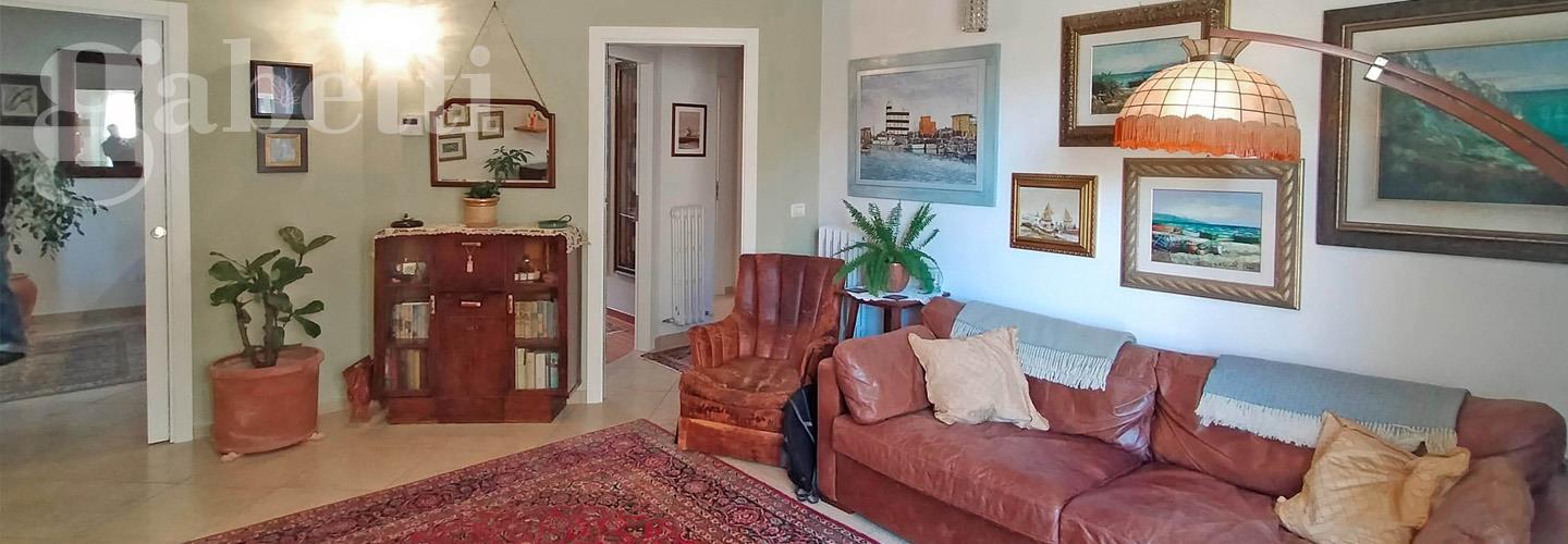 Fotografia principale Immobile[SV04568]: SENIGALLIA: Lungomare Mameli, appartamento indipendente di mq. 105 al primo ed ultimo piano di casa bifamiliare (ingresso-soggiorno, cucina ab., 3 camere, 2 bagni, terrazza abitabile con pergolato e balcone) più mansarda (soggiorno, cucina, 2 camere, bagno e terrazzo),  garage al piano terra con corte antistante privata con 2/3 posti auto. 