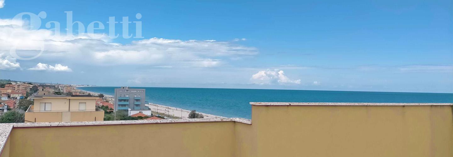 Fotografia principale Immobile[SV04571]: APPARTAMENTO A MARZOCCA: Affacciato sul mare, mq. 85 (soggiorno, cucina abitabile, 2 camere, bagno) + 3 terrazzi, posto auto coperto e cantina