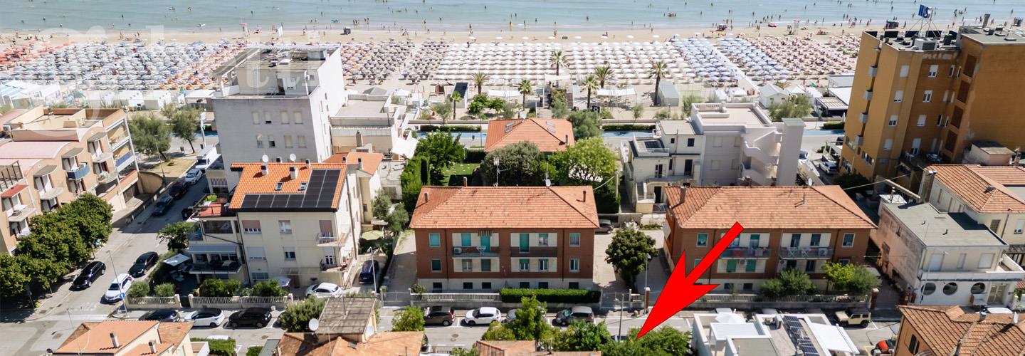 Fotografia principale Immobile[SV04573]: In posizione tranquilla e riservata, a soli 50 metri dalla spiaggia e a 10 minuti a piedi dal centro storico di Senigallia, proponiamo in vendita una villa indipendente di 250 mq, circondata da corte privata adibita a giardino

 e attualmente suddivisa in tre unità abitative.

L’immobile è da ristrutturare e rappresenta una straordinaria opportunità per realizzare:
	•	una prestigiosa residenza al mare
	•	una struttura turistico-ricettiva di charme
	•	più appartamenti da mettere a reddito 

La villa gode di una posizione strategica: a 50 m dal noto ristorante di pesce “Da Carlo”, tra i più apprezzati della città, e accanto alla pista ciclabile panoramica del lungomare, che costeggia la celebre Rotonda sul Mare, il porto turistico e conduce direttamente nel cuore del centro storico, proseguendo lungo tutta la litoranea.
Tutti i servizi sono comodamente raggiungibili a piedi: supermercato a soli 3 minuti di cammino, negozi, bar, ristoranti e mezzi pubblici entro un raggio di 10 minuti a piedi.
Una soluzione ideale anche per chi desidera vivere senza dipendere dall’auto.
Un’occasione unica per chi sogna di abitare o investire in una delle zone più ambite di Senigallia e dell’intera Riviera Adriatica.