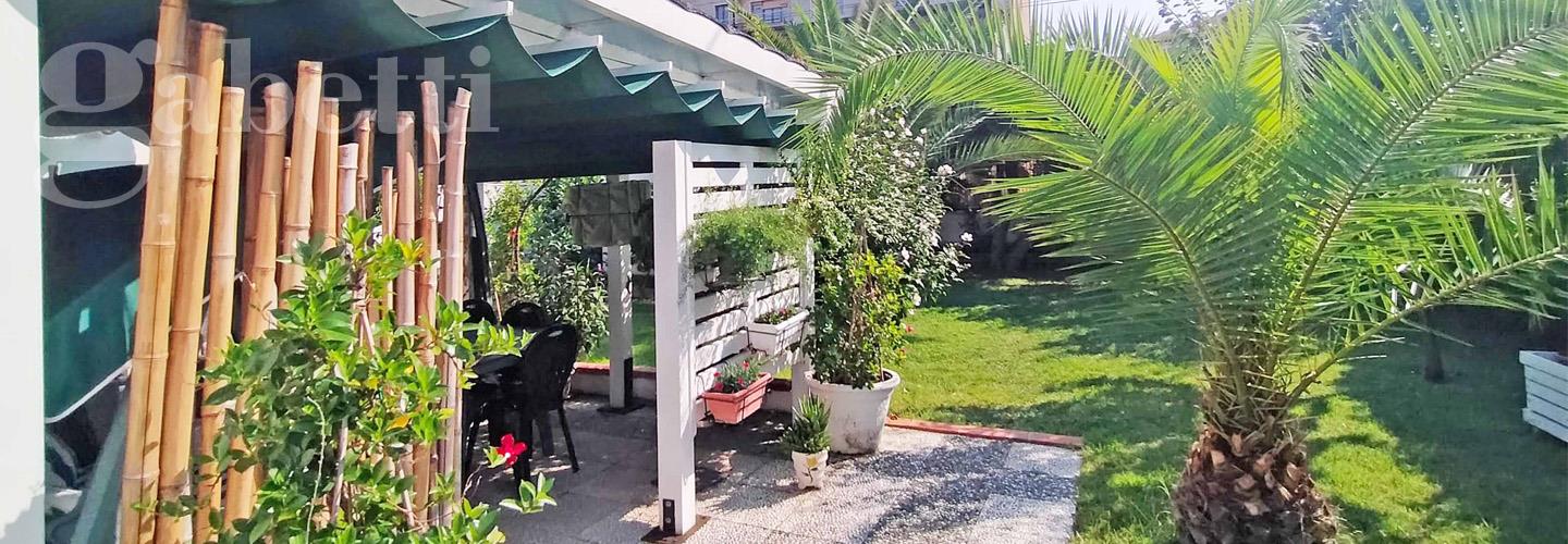 Fotografia principale Immobile[SV04601]: VILLA A MARZOCCA: Fronte mare, soluzione indipendente con 3 camere da letto e 2 bagni, mq. 300 giardino con pozzo e impianto di irrigazione + annessi -  IN OTTIME CONDIZIONI