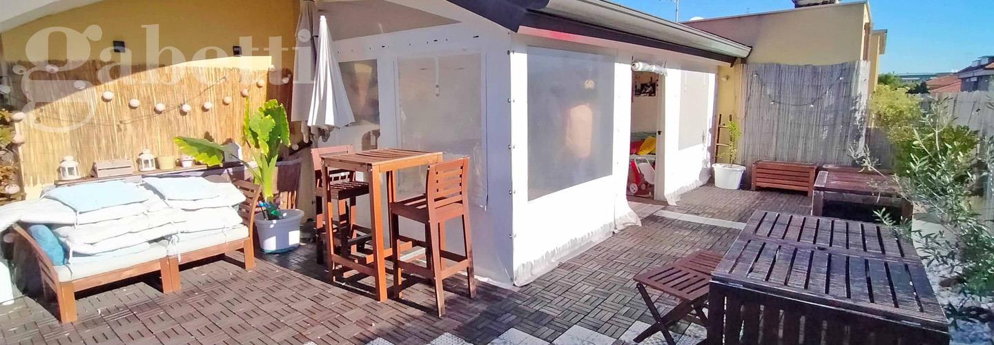 Fotografia principale Immobile[SV04613]: APPARTAMENTO A SENIGALLIA: Cesanella, attico mq. 86 (soggiorno/cucina, matrimoniale con bagno e vano guardaroba, cameretta, bagno con doccia) + mq. 40 verande, mq. 76 terrazzo + mq. 16 garage