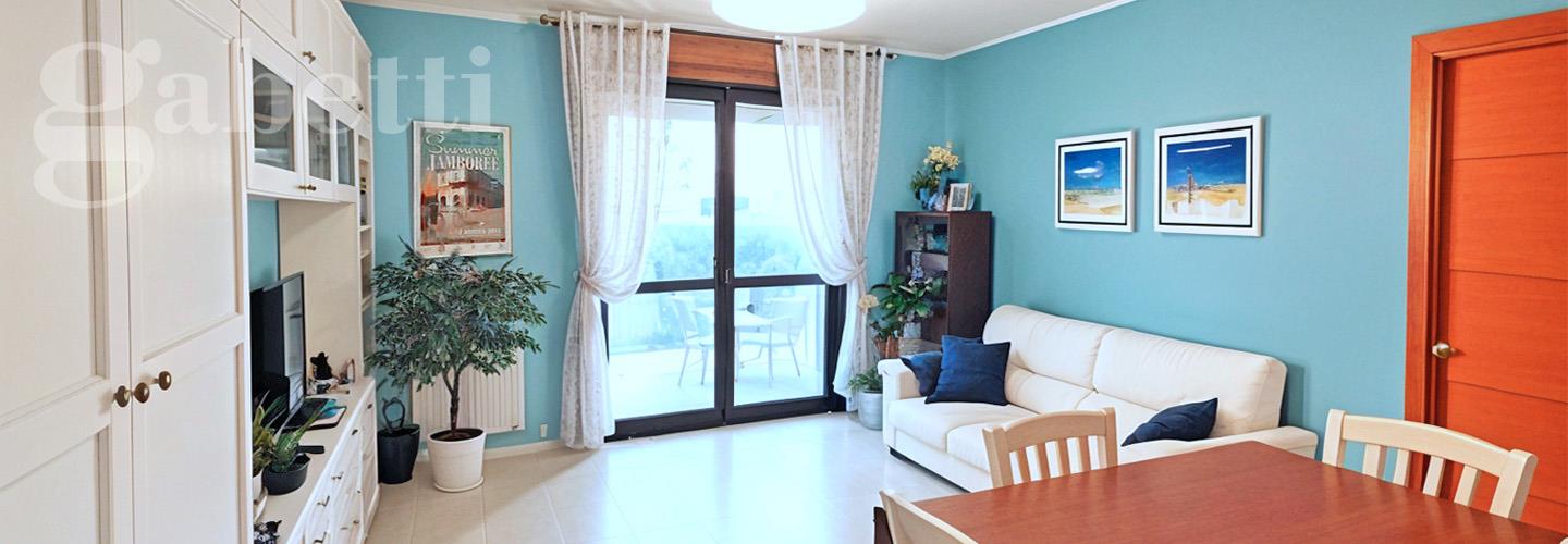 Fotografia principale Immobile[SV04614]: SENIGALLIA - Zona Lungomare Mameli, appartamento arredato mq. 65 al piano terra (soggiorno con angolo cottura, ampia camera matrimoniale, bagno) + mq. 70 giardino e mq. 18 garage - stanza condominiale uso rimessa biciclette -  parcheggio esterno e possibilità di acquisto ulteriore posto auto in area privata. Accesso al mare diretto davanti all'abitazione.