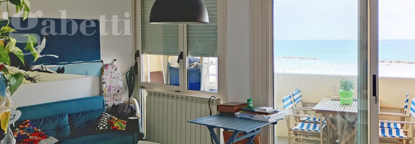 Fotografia principale Immobile[SV04642]: APPARTAMENTO A SENIGALLIA: Lungomare di Ponente, fronte mare, bilocale  di mq 50 (soggiorno con angolo cottura, una camera, un bagno) + terrazzo abitabile e balcone.
Possibilità di acquistare un posto auto a parte.