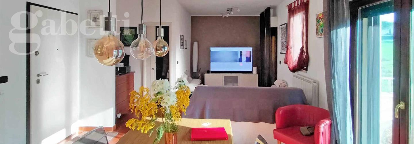 Fotografia principale Immobile[SV04659]: SENIGALLIA- zona Vivere Verde-Zona Vivere Verde, appartamento in palazzina di sole sei unità immobiliri, al primo piano composto da ampio salone, cucina abitabile, tre camere, due bagni, ripostiglio, tre balconi, garage doppio al piano interrato. Ottime condizioni . 