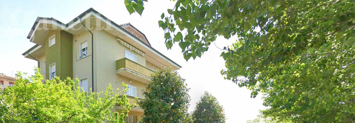 Fotografia principale Immobile[SV04672]: CASA A OSTRA: In posizione riservata e panoramica, singola di mq. 350 con 2 appartamenti + ampia soffitta finestrata e mq. 118 cantina, garage e portico + mq. 350 corte esclusiva, prezzo interessante